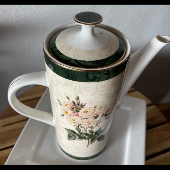 Sakura/Hallmark Other - Elegant TeaPot from Hallmark Home Collection